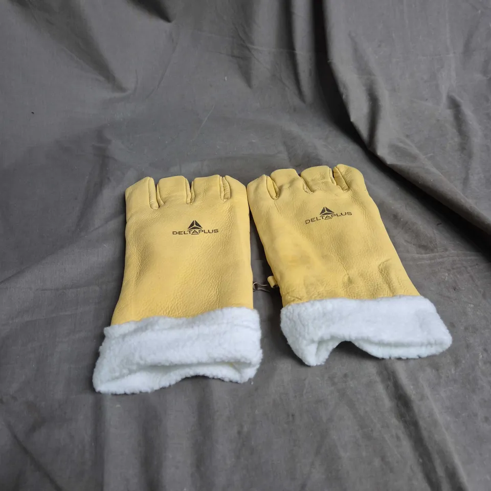 BOX OF APPROXIMATELY 20 ASSORTED CLOTHING ITEMS INCLUDING DELTA PLUS SAFETY GLOVES  , DENIM JEANS AND KNITTED DRESS 