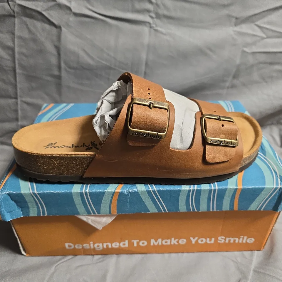 BOXED PAIR OF MOSHULU BAVARIA WAXY SANDALS - UK SIZE 6.5