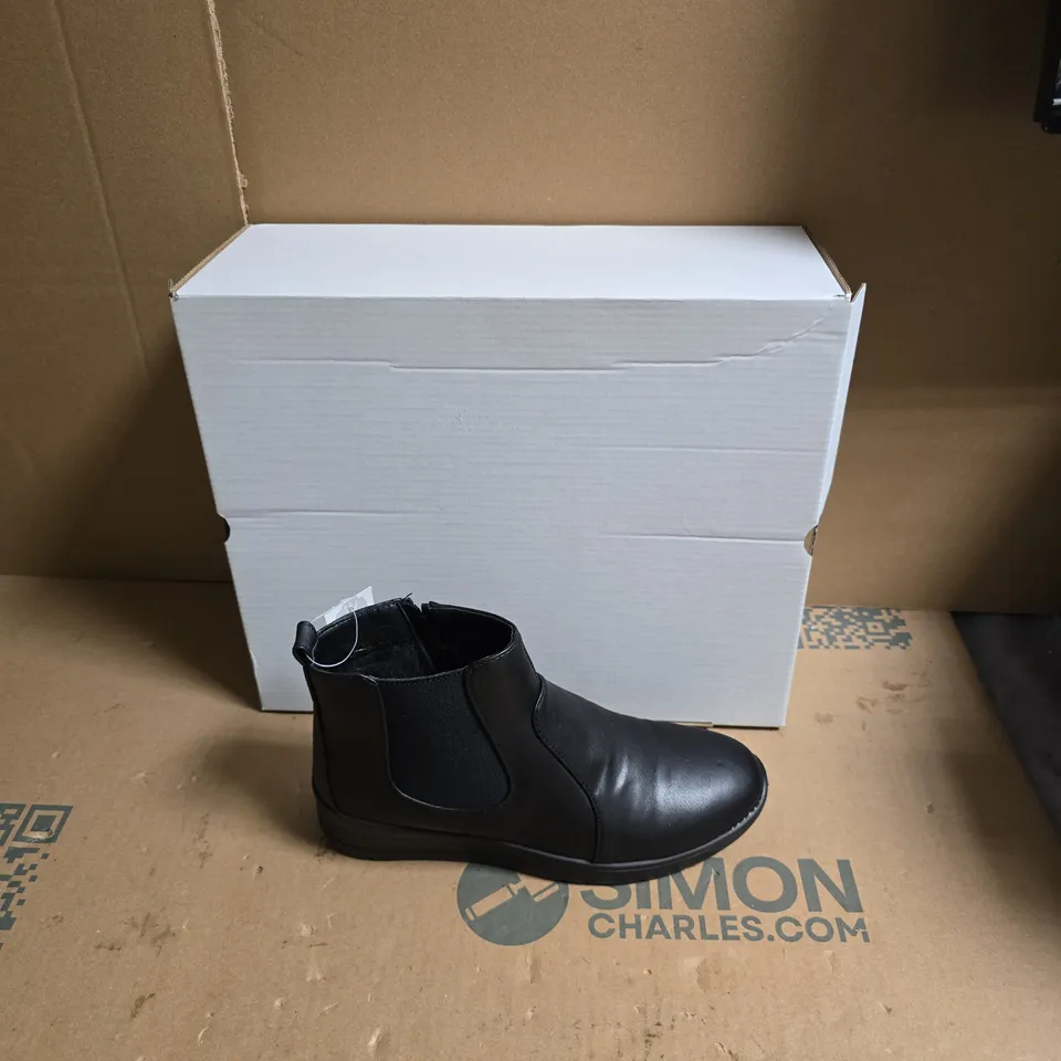 BLACK LEATHER CHELSEA BOOTS – WOMEN'S - UK SIZE 5