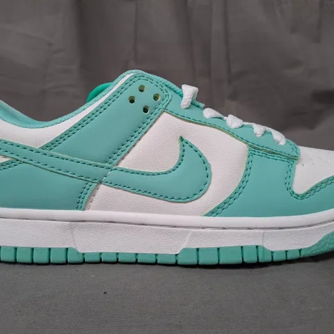 BOXED PAIR OF NIKE ZOOM RIVAL SHOES IN CYAN/WHITE UK SIZE 3