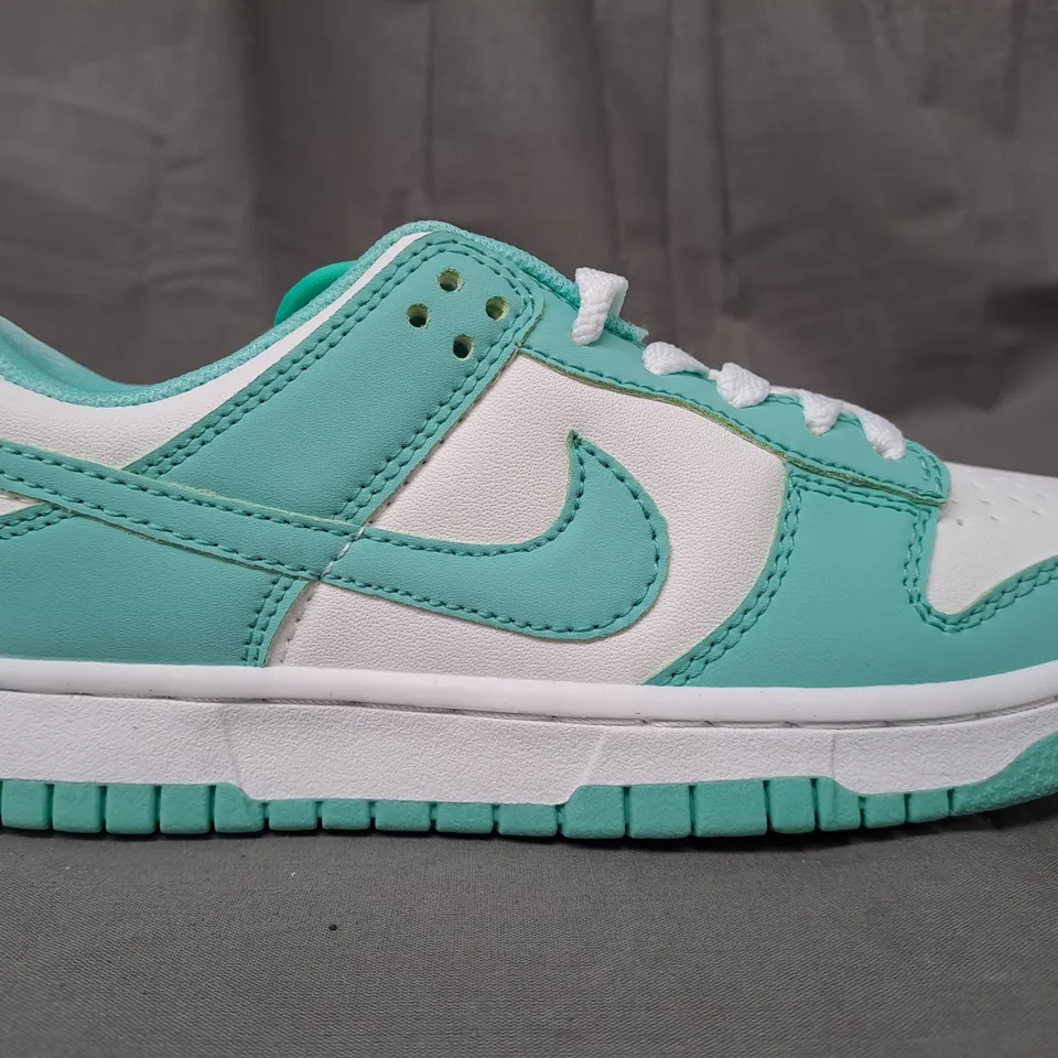 BOXED PAIR OF NIKE ZOOM RIVAL SHOES IN CYAN/WHITE UK SIZE 3