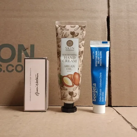 APPROXIMATELY 8 ASSORTED COSMETIC ITEMS TO INCLUDE BONJELA, SKIN, ETC - COLLECTION ONLY
