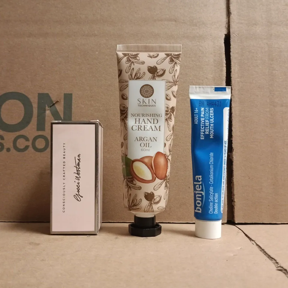 APPROXIMATELY 8 ASSORTED COSMETIC ITEMS TO INCLUDE BONJELA, SKIN, ETC - COLLECTION ONLY