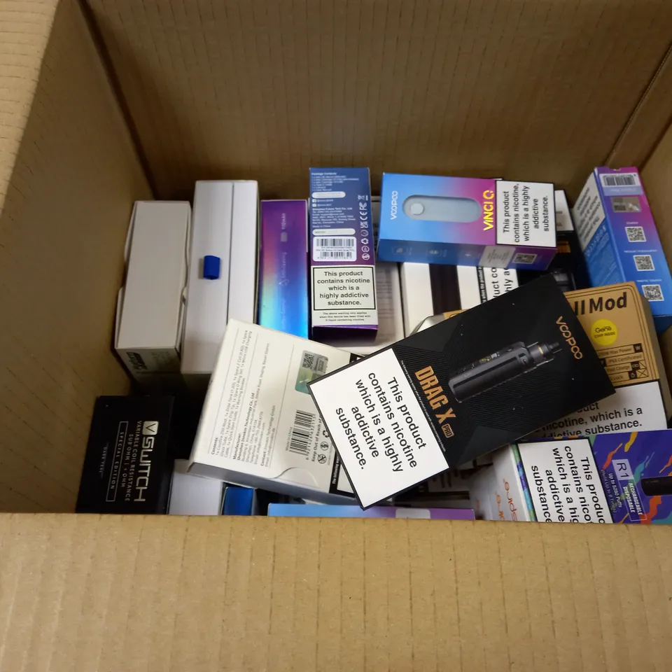 BOX OF APPROXMATELY 30 E-CIGARETTES AND LIQUIDS TO INCLUDE INNOKIN COOLFIRE Z50 ZLIDE, VOOPOO ARGUS GT II MOD, VOOPOO DRAG X PRO, ETC