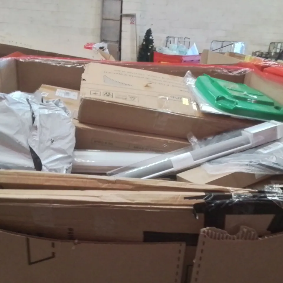 PALLET OF ASSORTED HOUSEHOLD GOODS AND PRODUCTS TO INCLUDE;CEILING FAN LIGHT,ROLLER BLINDS,RETRACTABLE SAFETY GATE 