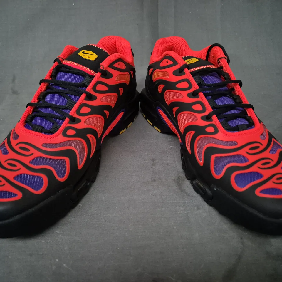 BOXED PAIR OF NIKE AIR MAX PLUS DRIFT SHOES IN BLACK/BRIGHT CRIMSON UK SIZE 9