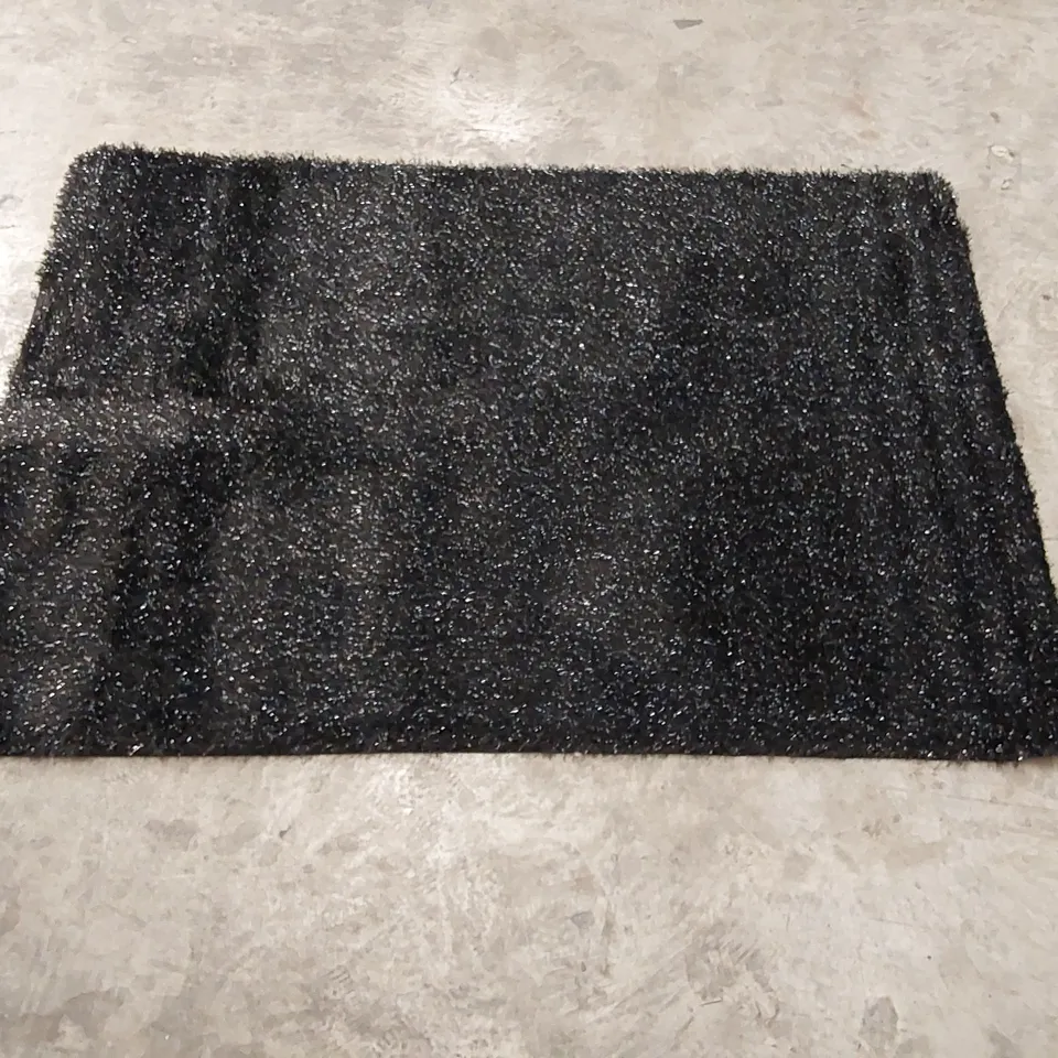 SOLID COLOUR SHAGGY BLACK INDOOR/OUTDOOR RUG // 120 X 170CM