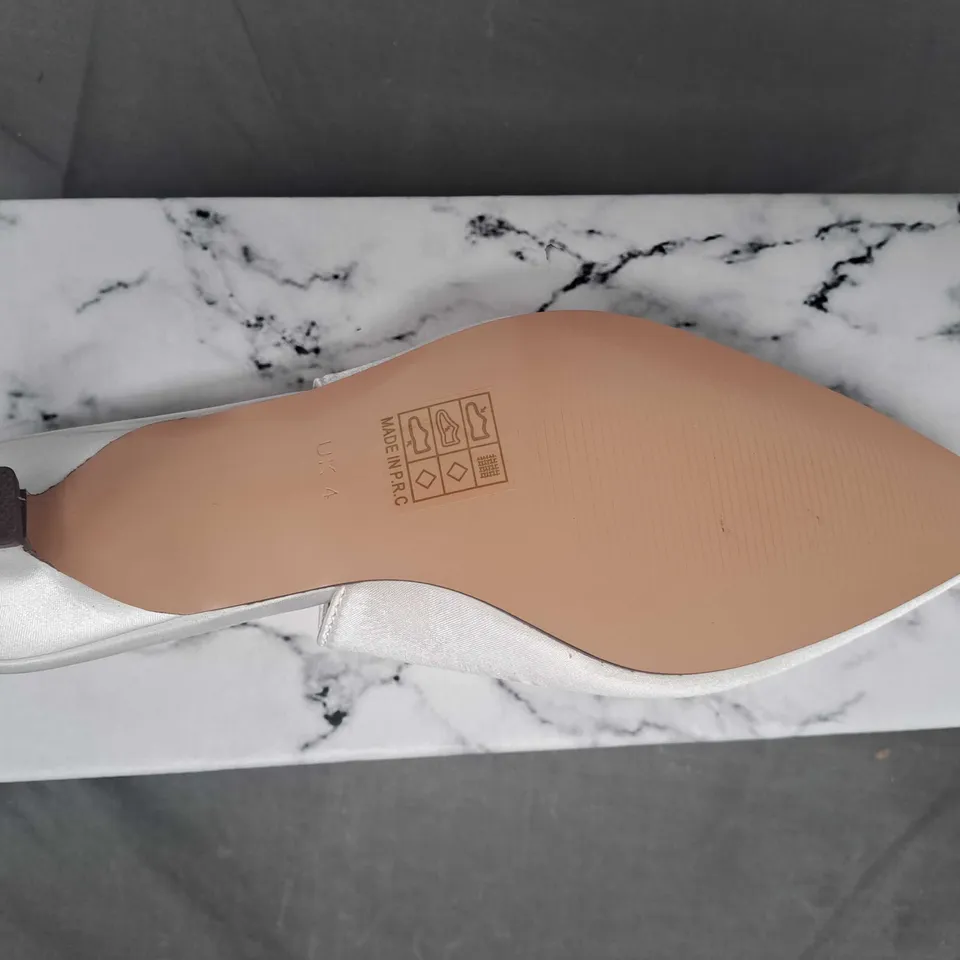 BOXED PAIR OF XY LONDON POINTED TOE LOW HEEL SHOES IN WHITE/METALLIC GOLD UK SIZE 4