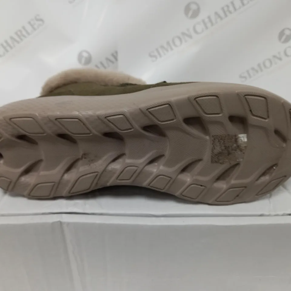 PAIR OF SKECHERS WINTER FLING ON THE GO BOOTS OLIVE SIZE 5