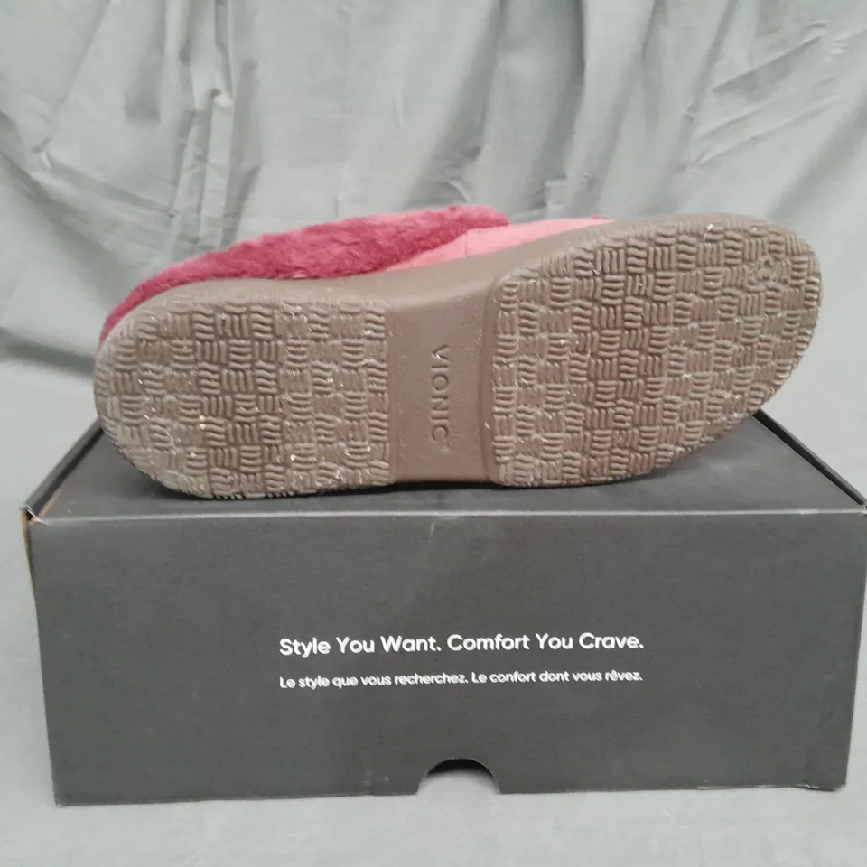BOXED PAIR OF VIONIC PERRIN SLIPPERS IN SHIRAZ SIZE 7 