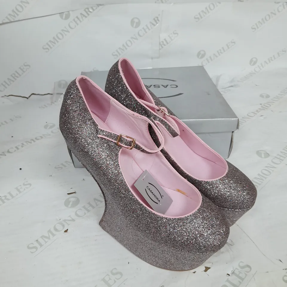 BOXED PAIR OF CASSANDRA PLATFORM SHOE IN MULTICOLOUR  GLITTER SIZE 7