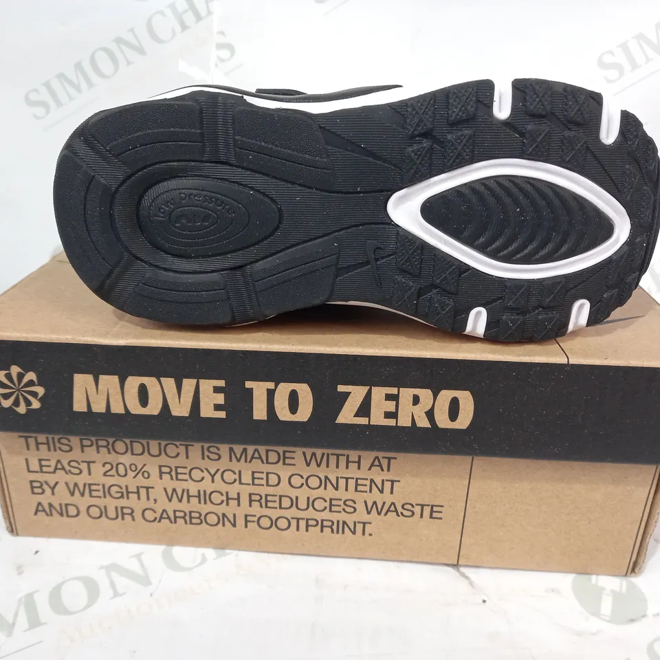 BOXED PAIR OF NIKE AIR MAX TW KIDS SHOES IN BLACKGREY/WHITE UK SIZE 8.5