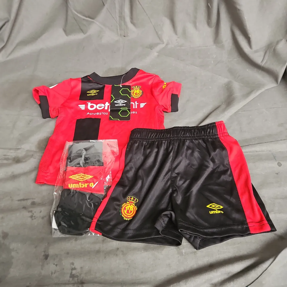 UMBRO 18-19 MALLORCA HOME KIT IN RED/BLACK SIZE 6/-12MONTHS