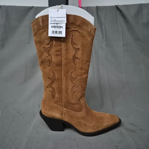 BOXED PAIR OF STRADIVARIUS WESTERN STYLE BOOTS IN TAN UK SIZE 5