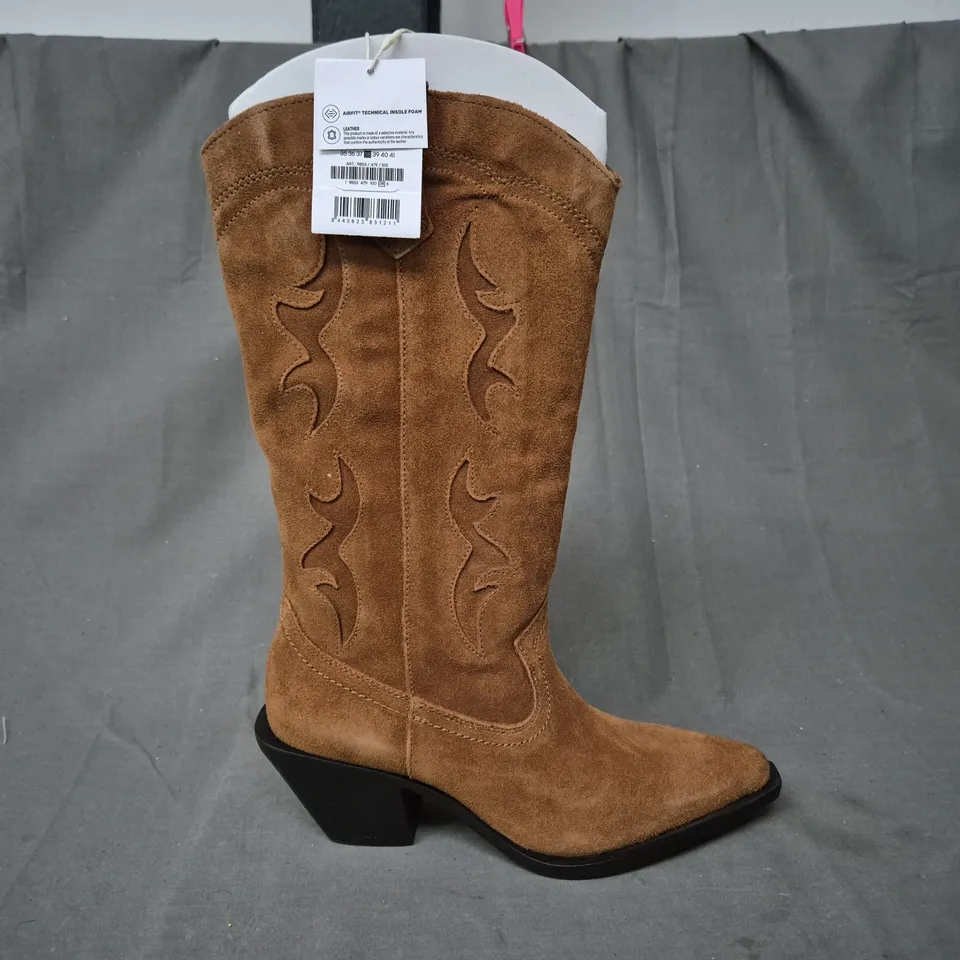 BOXED PAIR OF STRADIVARIUS WESTERN STYLE BOOTS IN TAN UK SIZE 5