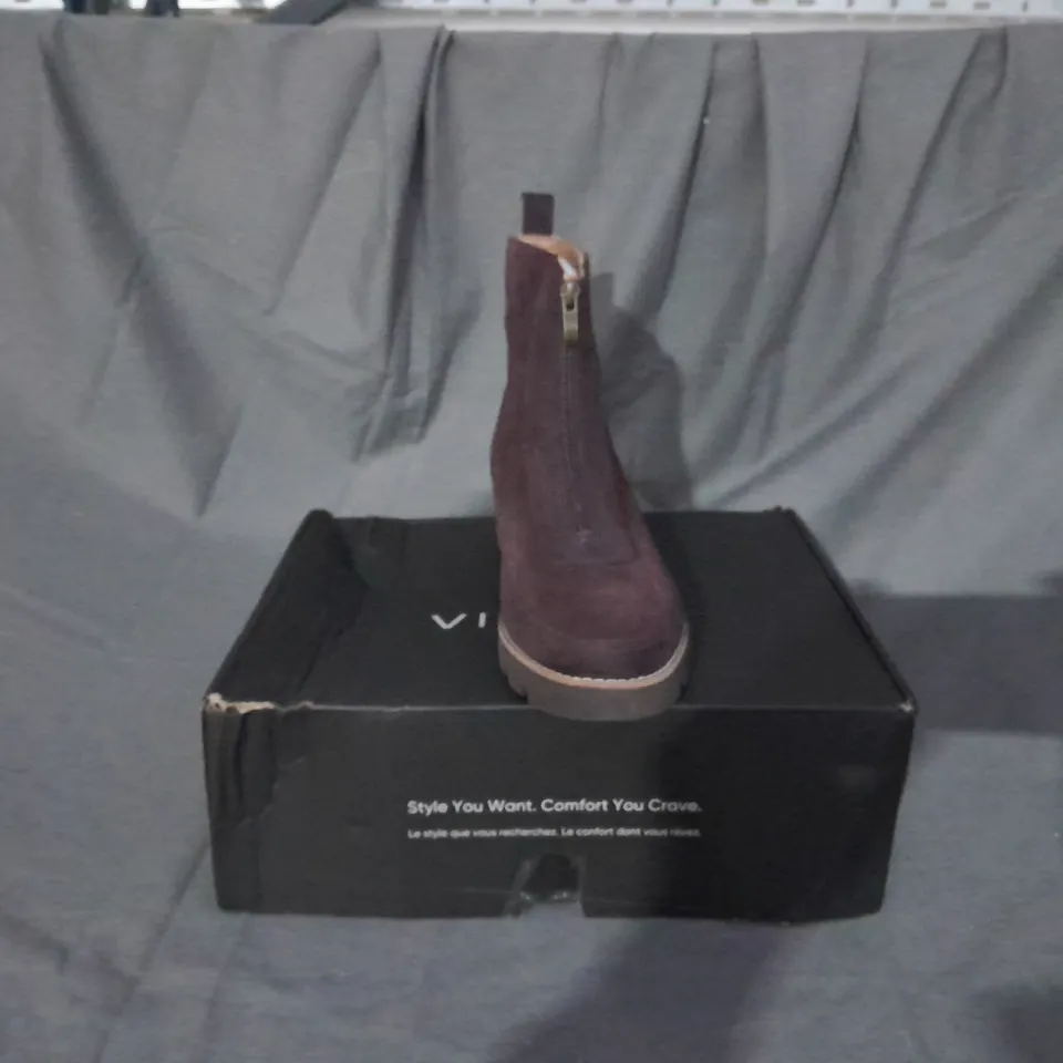 BOXED PAIR OF VIONIC CHARM ESTILLO BOOTS IN CHOCOLATE SIZE 8 