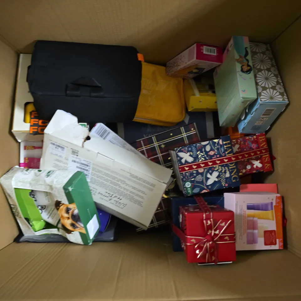 APPROXIMATELY 15 ASSORTED BOXES COSMETICS ITEMS TO INCLUDE BAYLIS & HARDING KEEPSAKE BOXES, BEE LOVELY NOURISHING COLLECTION, FCUK DUO, ETC