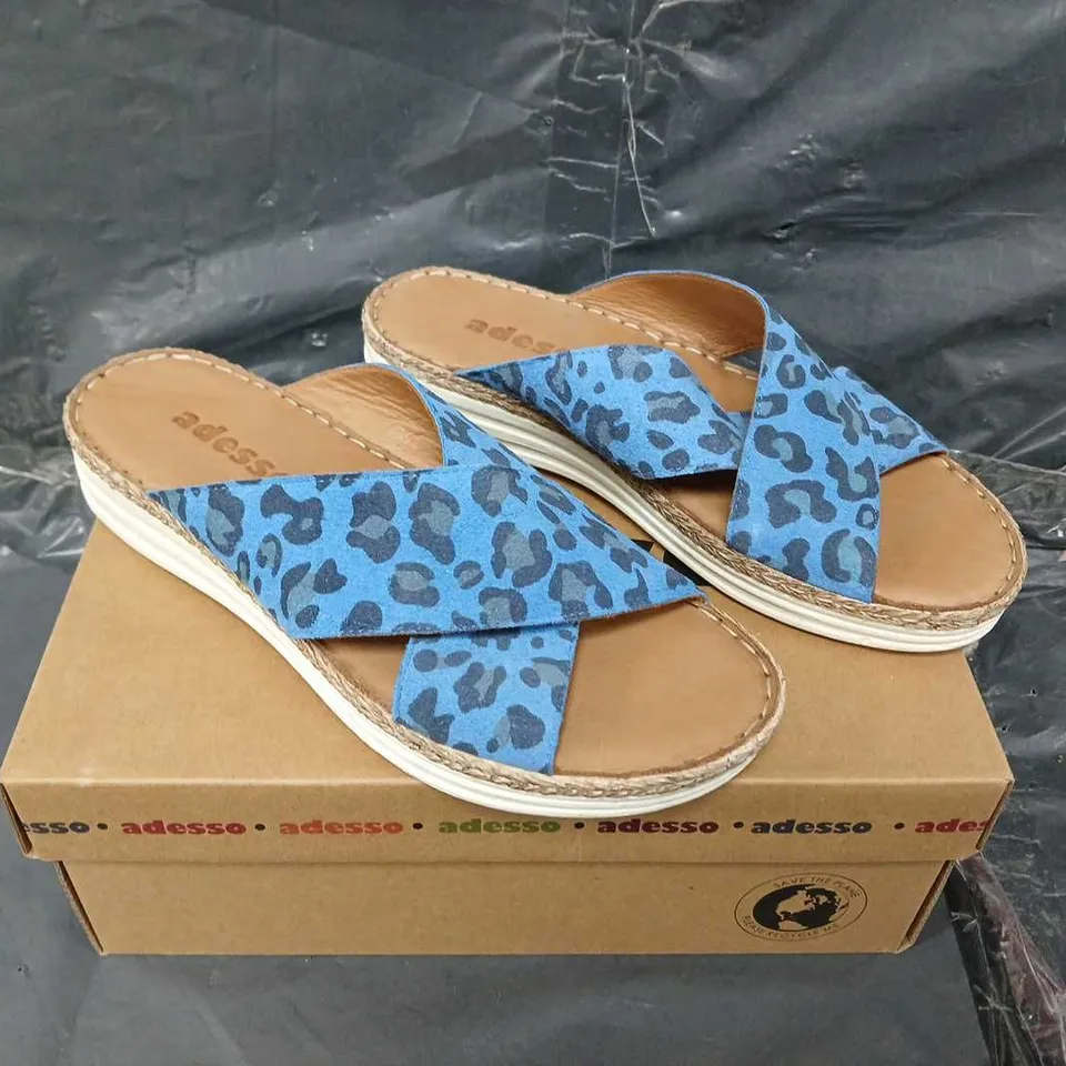 BOXED PAIR OF ADESSO PATTERN SANDALS - UK SIZE 6