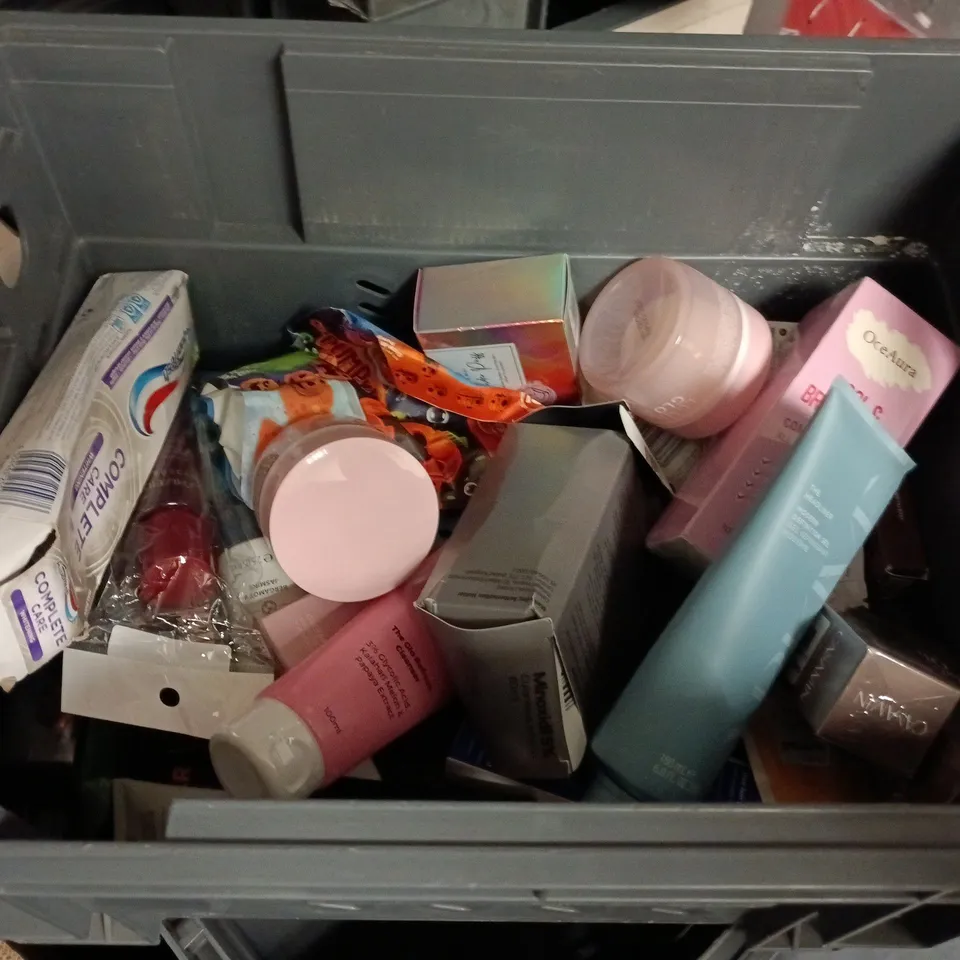 APPROXIMATEY 20 ASSORTED HEALTH AND BEAUTY PRODUCTS TO INCLUDE - RADOX STRESS RELIEF BATH SOAK - SANCTUARY SPA BATH FOAM AND JAPAN SAKURA CLEANSER