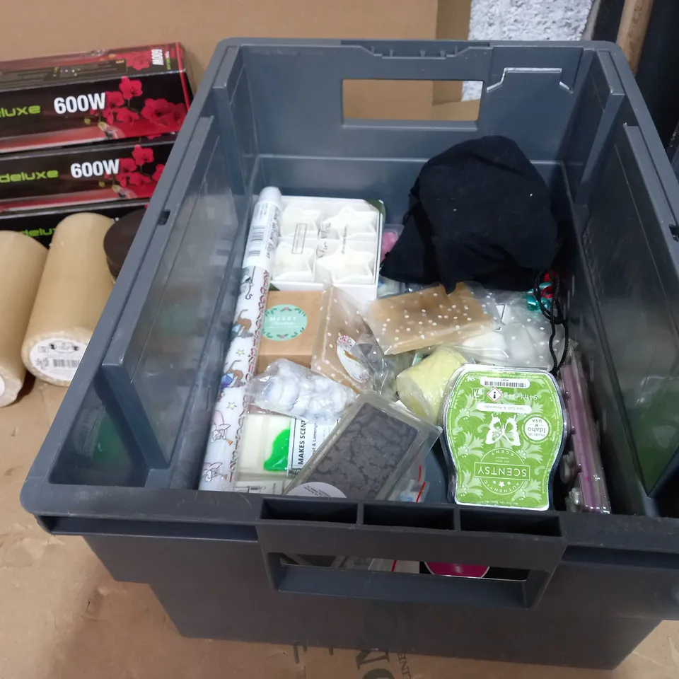 TOTE OF APPROXIMATELY 20 ASSORTED ITEMS TO INCLUDE A SCENTED CANDLE, A R7S LED LAMP AND A GROW LAMP