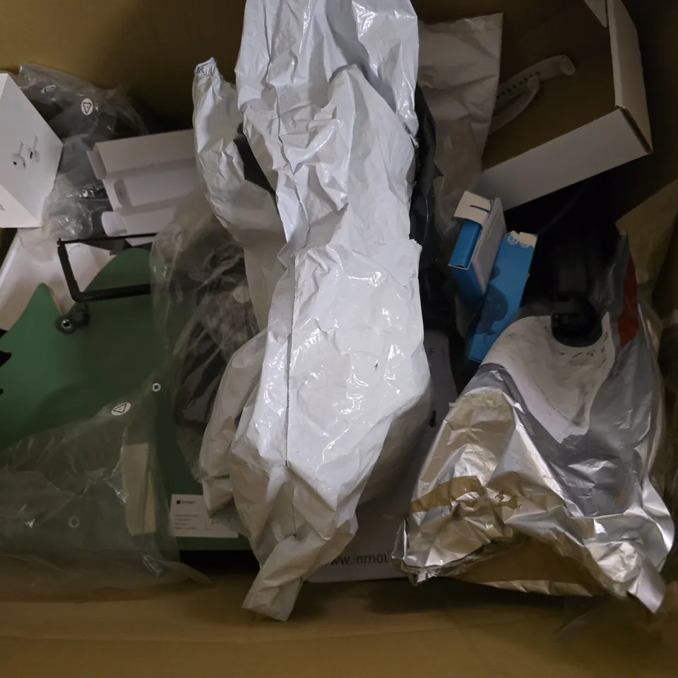 BOX OF APPROXIAMTELY 20 ASSORTED ITEMS TO INCLUDE - PLANTRONICS CASE , BELKIN BOOST CHARGE , PENIXXN WIRED KEYBOARD ETC