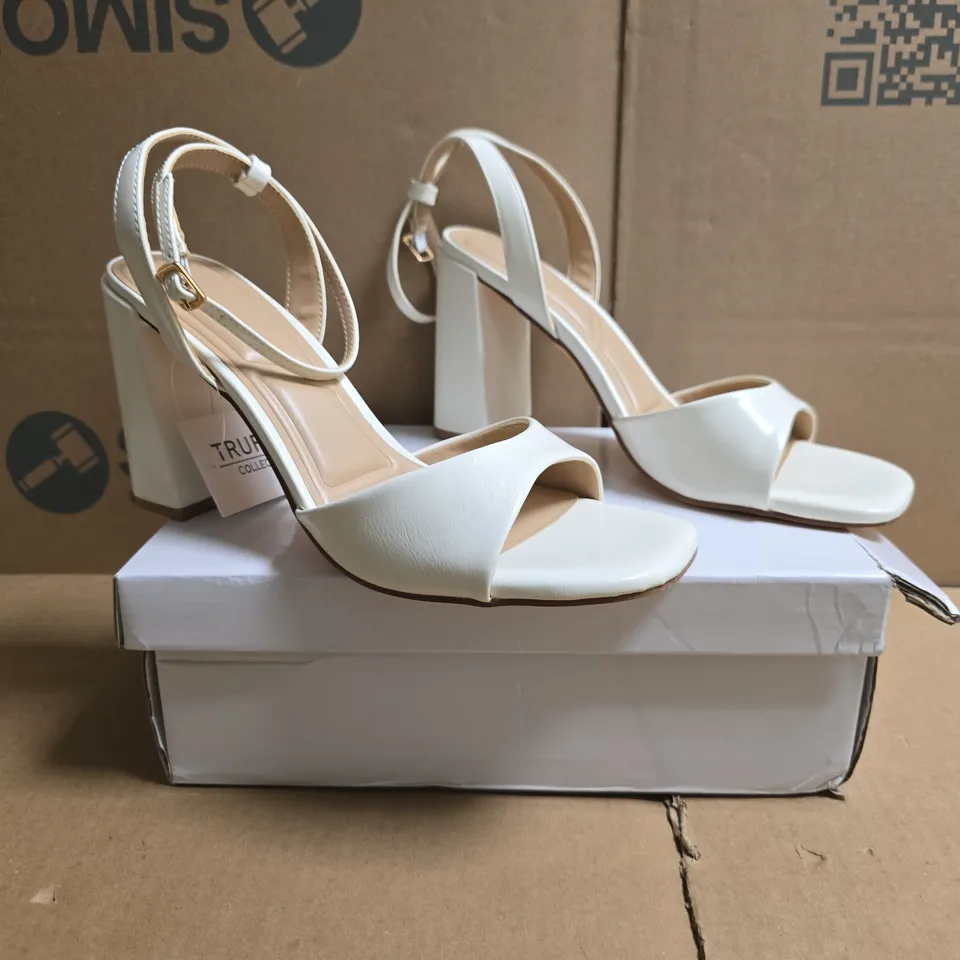 BOXED PAIR OF TRUFFLE COLLECTION OPEN TOE BLOCK HEEL SANDALS IN WHITE SIZE UK 6
