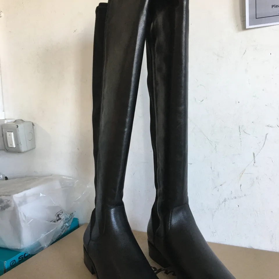 BOXED PAIR OF SIZE 7.5D CLARKS BLACK KNEE-HIGH BOOTS