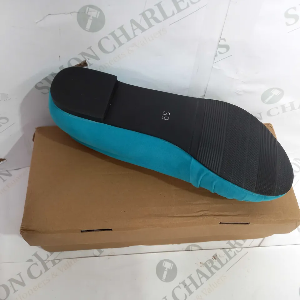 BOXED PAIR OF DESIGNER WOMEN'S SLIP-ON FLAT SHOES IN BLUE - EU SIZE 39