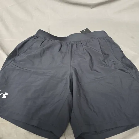 UNDER ARMOUR BLACK SHORTS SIZE M
