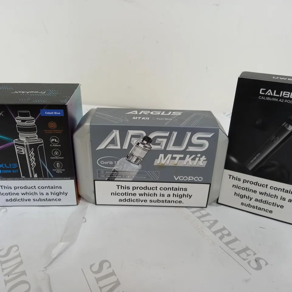 APPROXIMATELY 20 VAPES & E-CIGARETTES TO INCLUDE FREEMAX MAXLIS, ARGUS MTKIT, CALIBURN A2, ETC