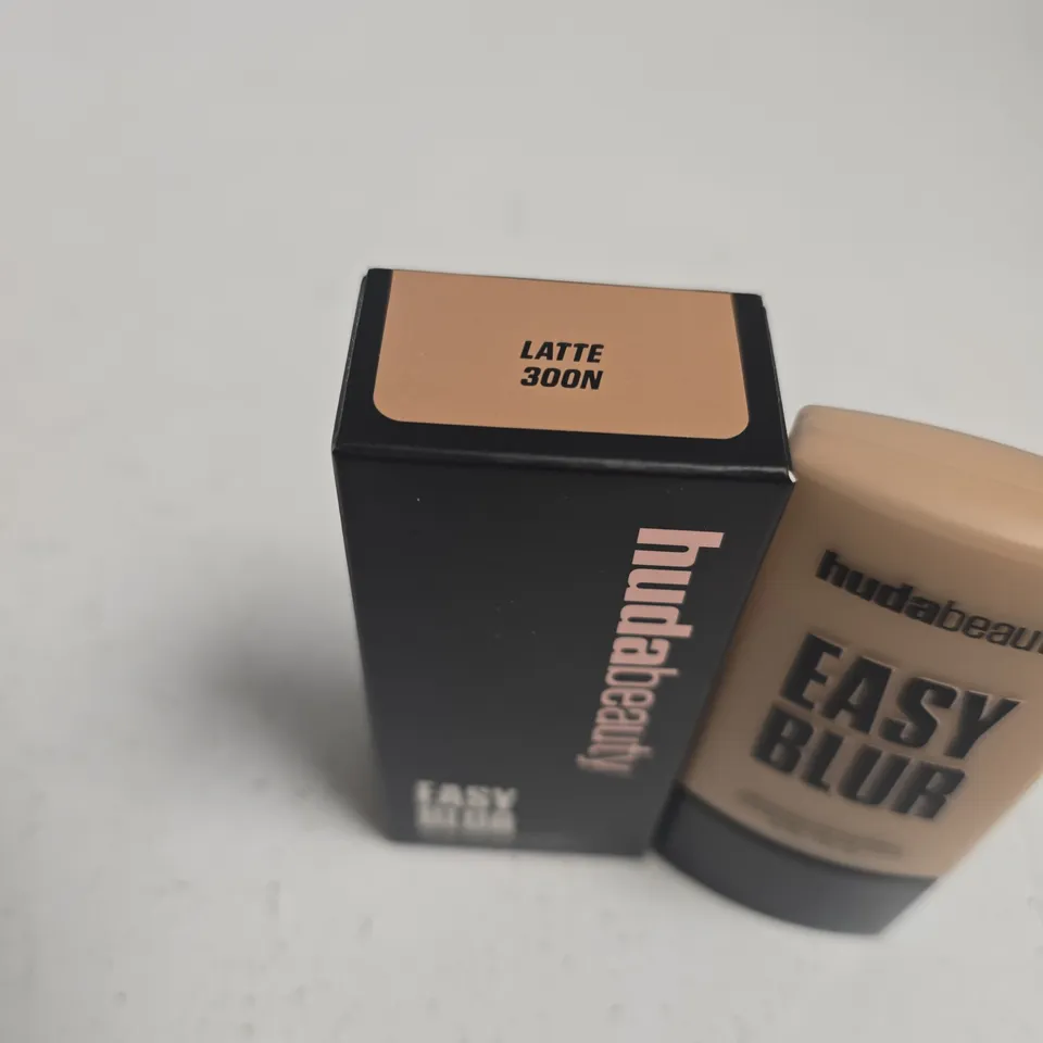 BOXED HUDABEAUTY EASY BLUR FOUNDATION – LATTE 300N (30 ML)