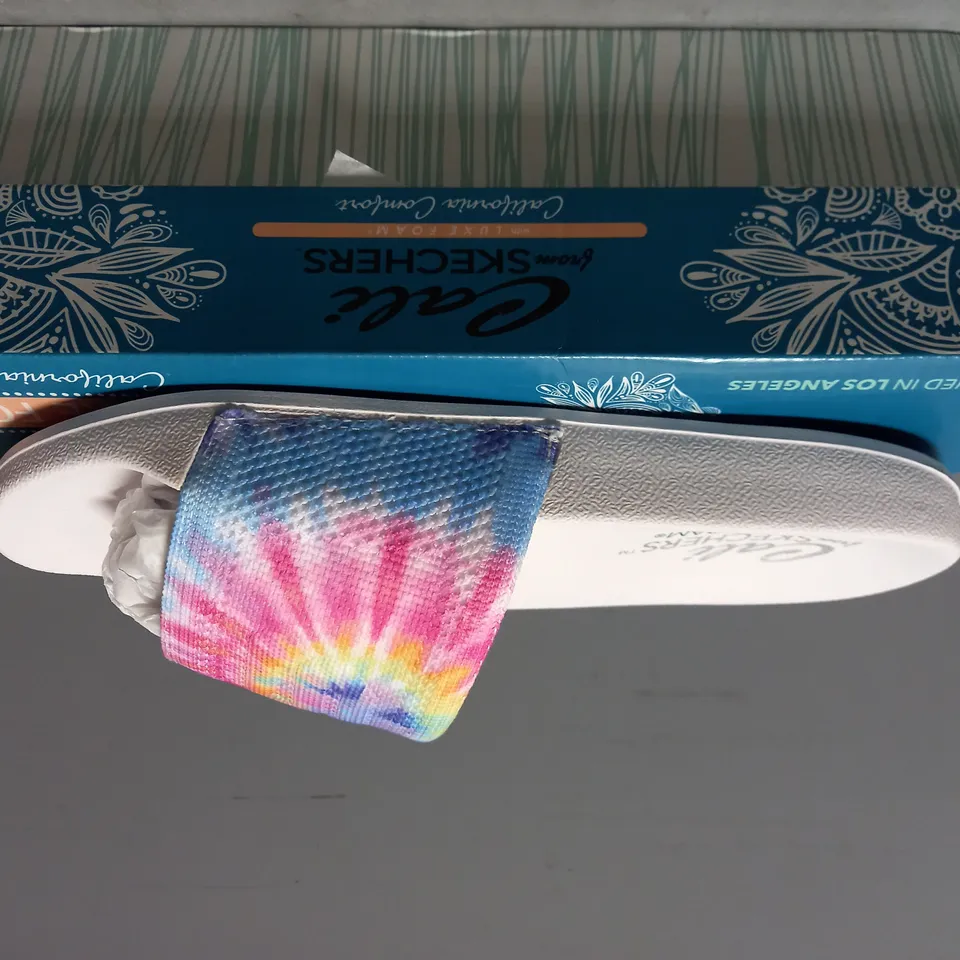 BOXED PAIR OF SKECHERS CALI TIE DYE SANDALS IN MULTI SIZE 7