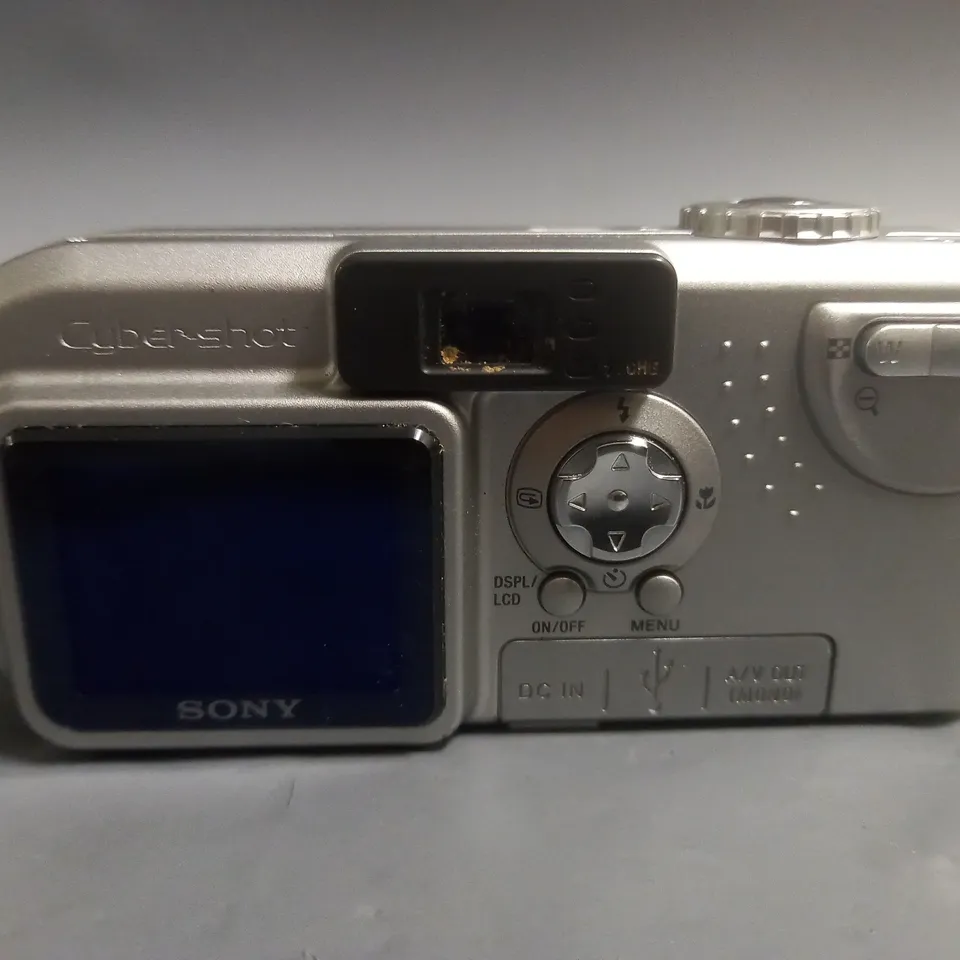 SONY DSC-P9 CAMERA