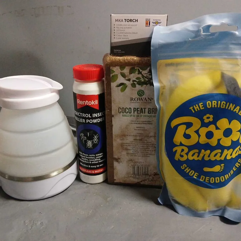 APPROXIMATELY 12 ASSORTED ITEMS TO INCLUDE - TRAVEL KETTLE , BOOT BANANAS , COCO PEAT BRICK ETC