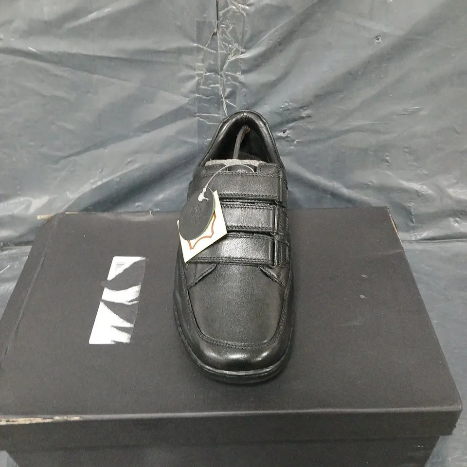 BOXED PAIR OF TRUSTYLE BLACK VELCRO SHOE UK 6