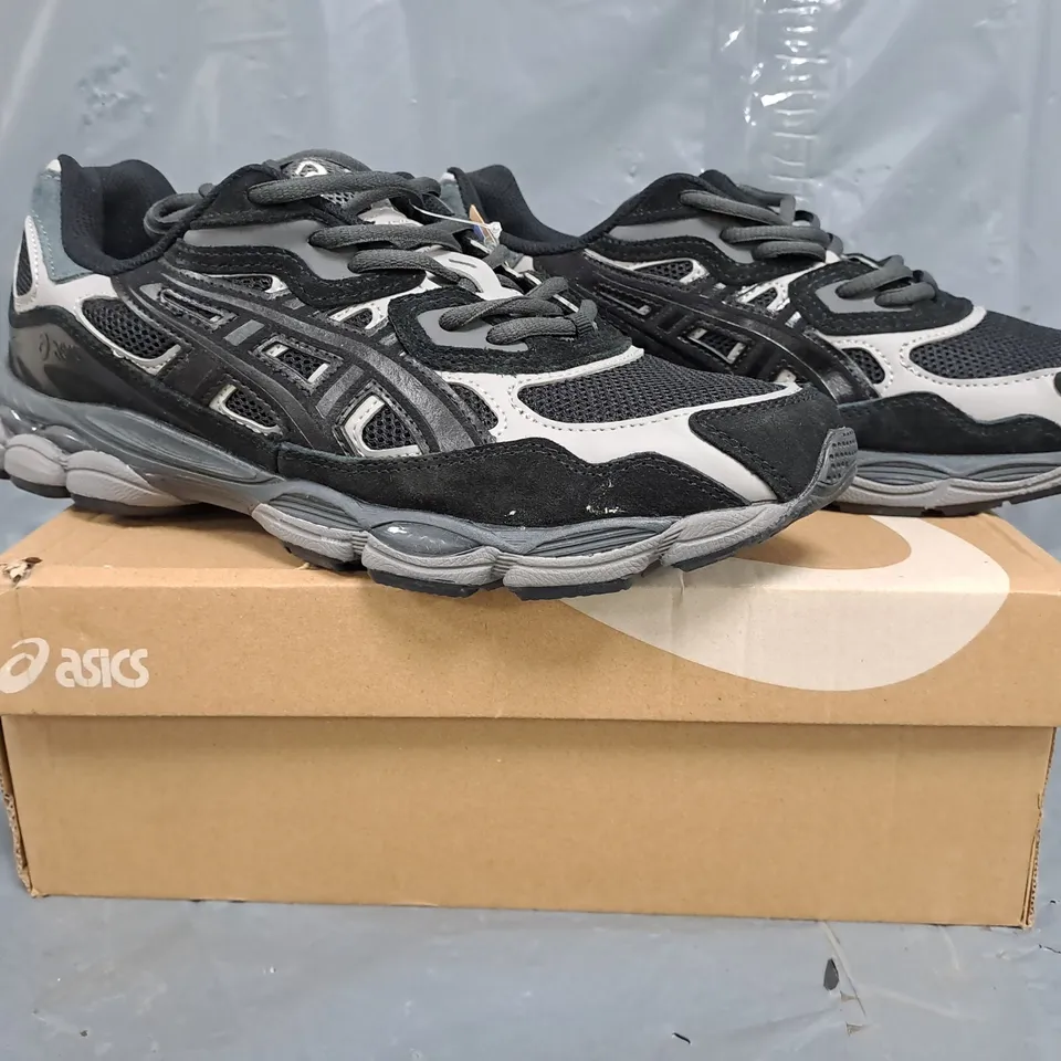 BOXED PAIR OF ASICS TRAINERS IN BLACK/GREY SIZE UK 10