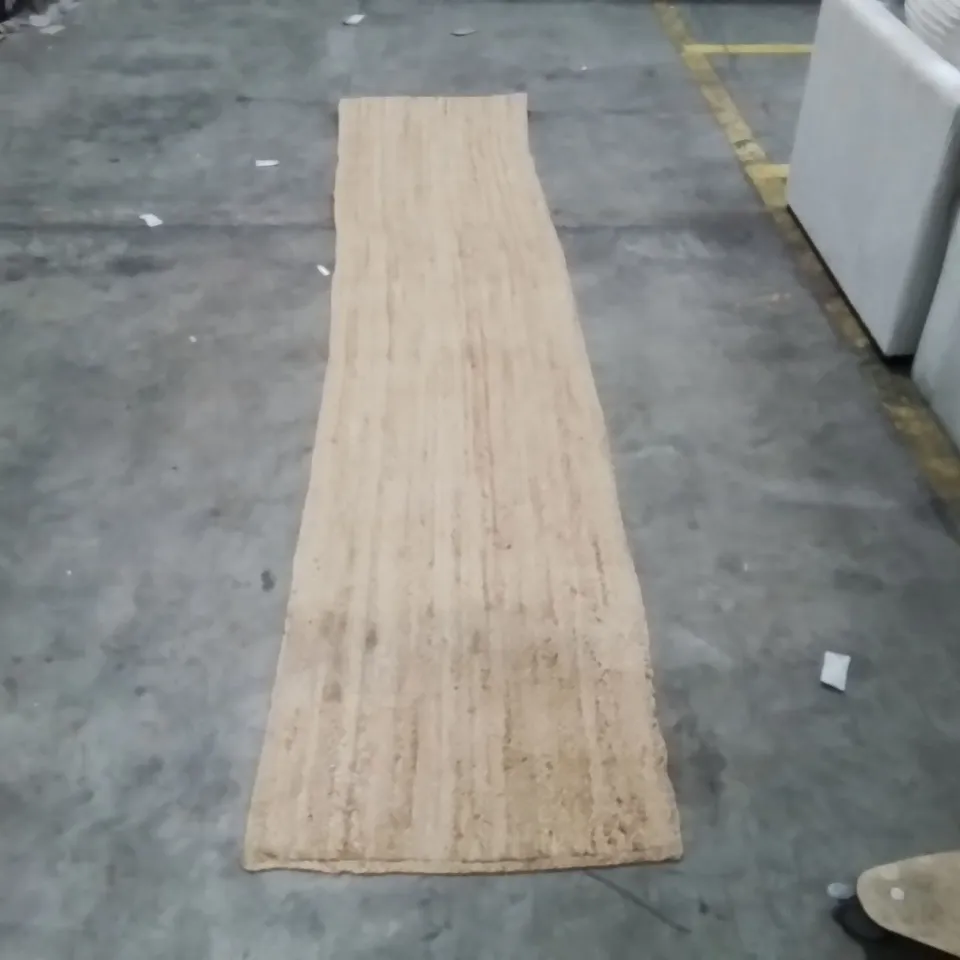 QUALITY DESIGNER AREA RUG - APPROXIMATELY 310X62CM