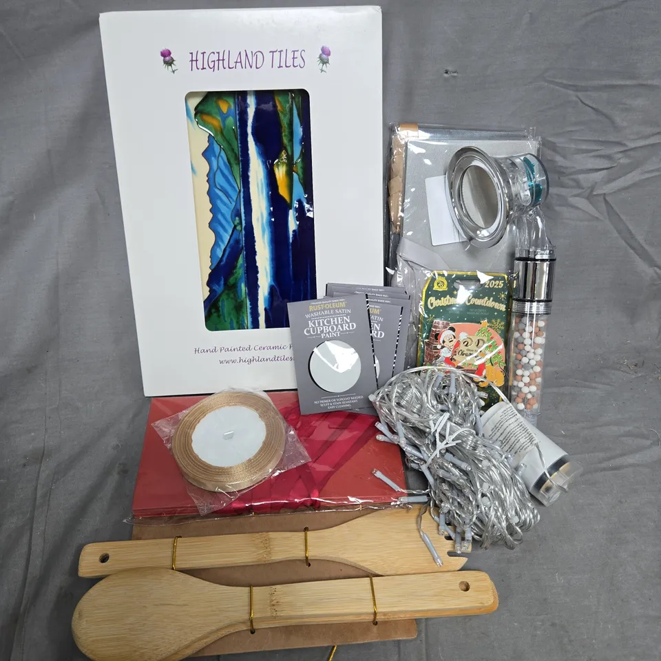 APPROXIMATELY 12 ASSORTED HOUSEHOLD ITEMS TO INCLUDE STRING LIGHTS, HAND PAINTED CERAMIC PICTURE TILE, WOODEN UTENSILS, ETC