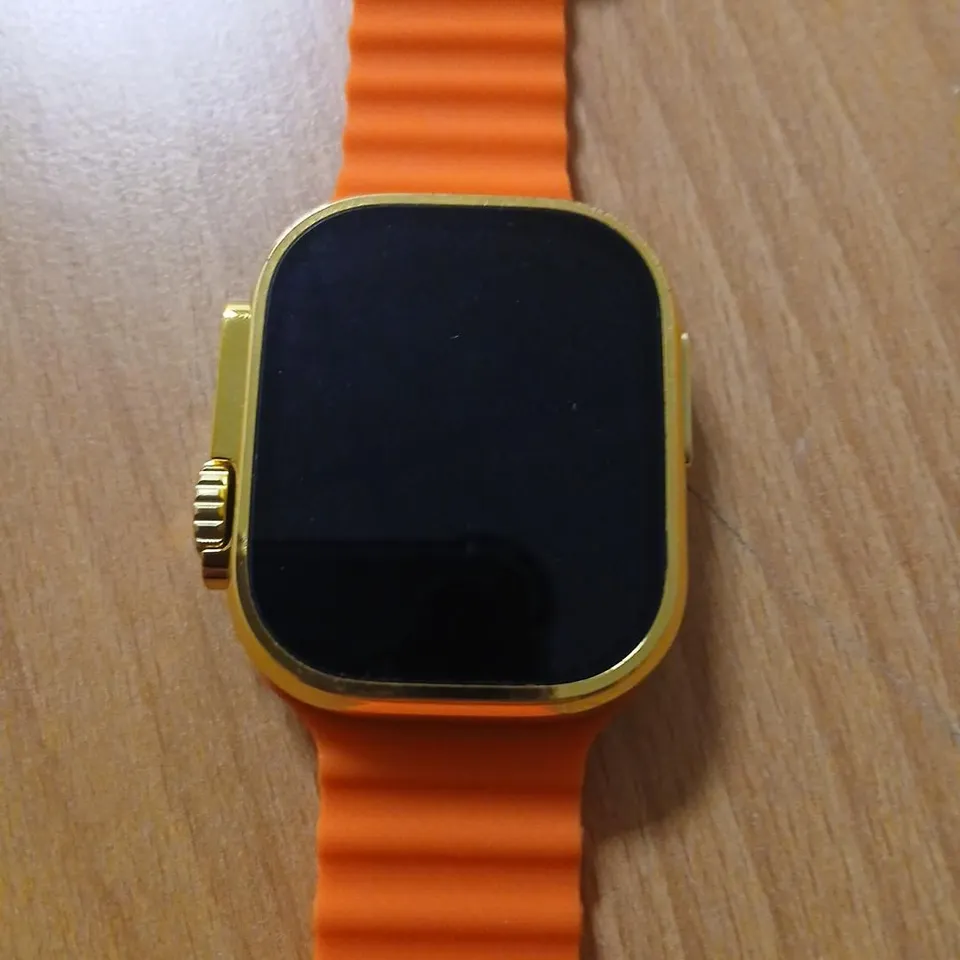 SMARTWATCH WITH ORANGE SILICONE STRAP AND GOLD-TONE CASE