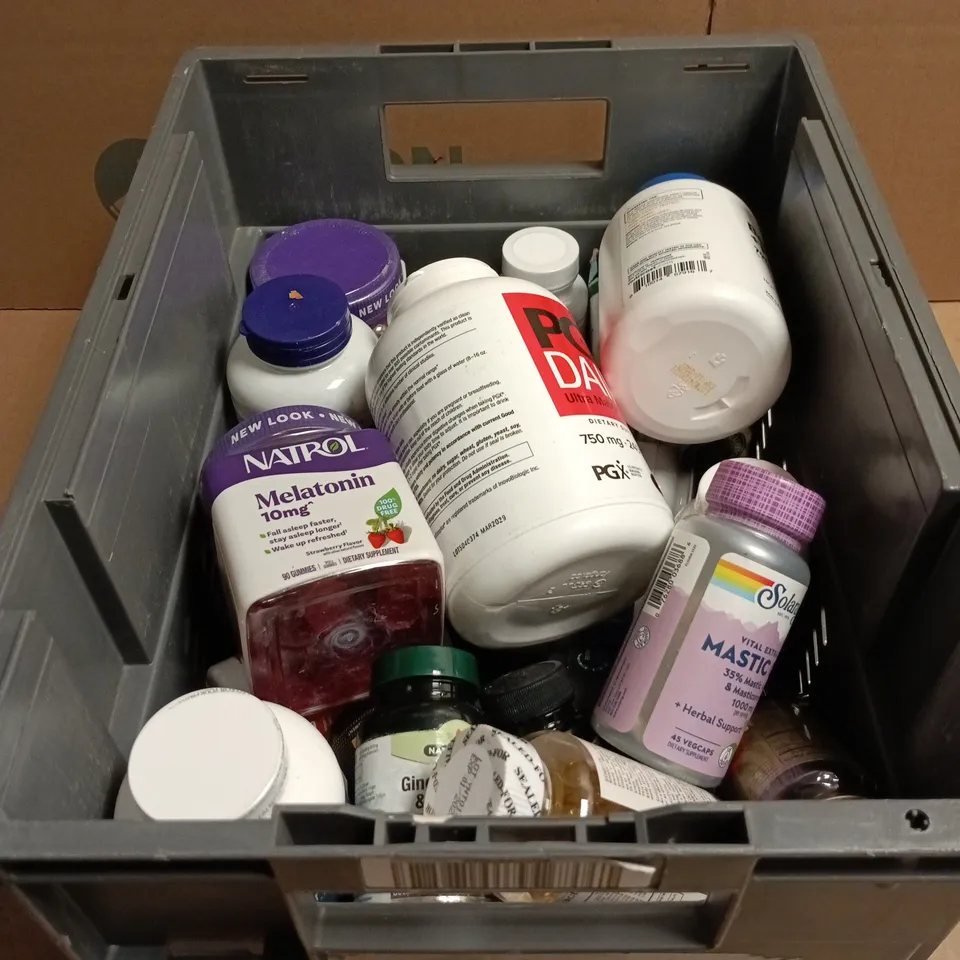 TOTE OF APPROXIMATELY 20 ASSORTED HEALTH/VITAMIN RELATED ITEMS TO INCLUDE MELATONIN, VITAMIN A, MASTIC GUM, PGX DAILY, BETAINE HCI + PEPSIN ETC