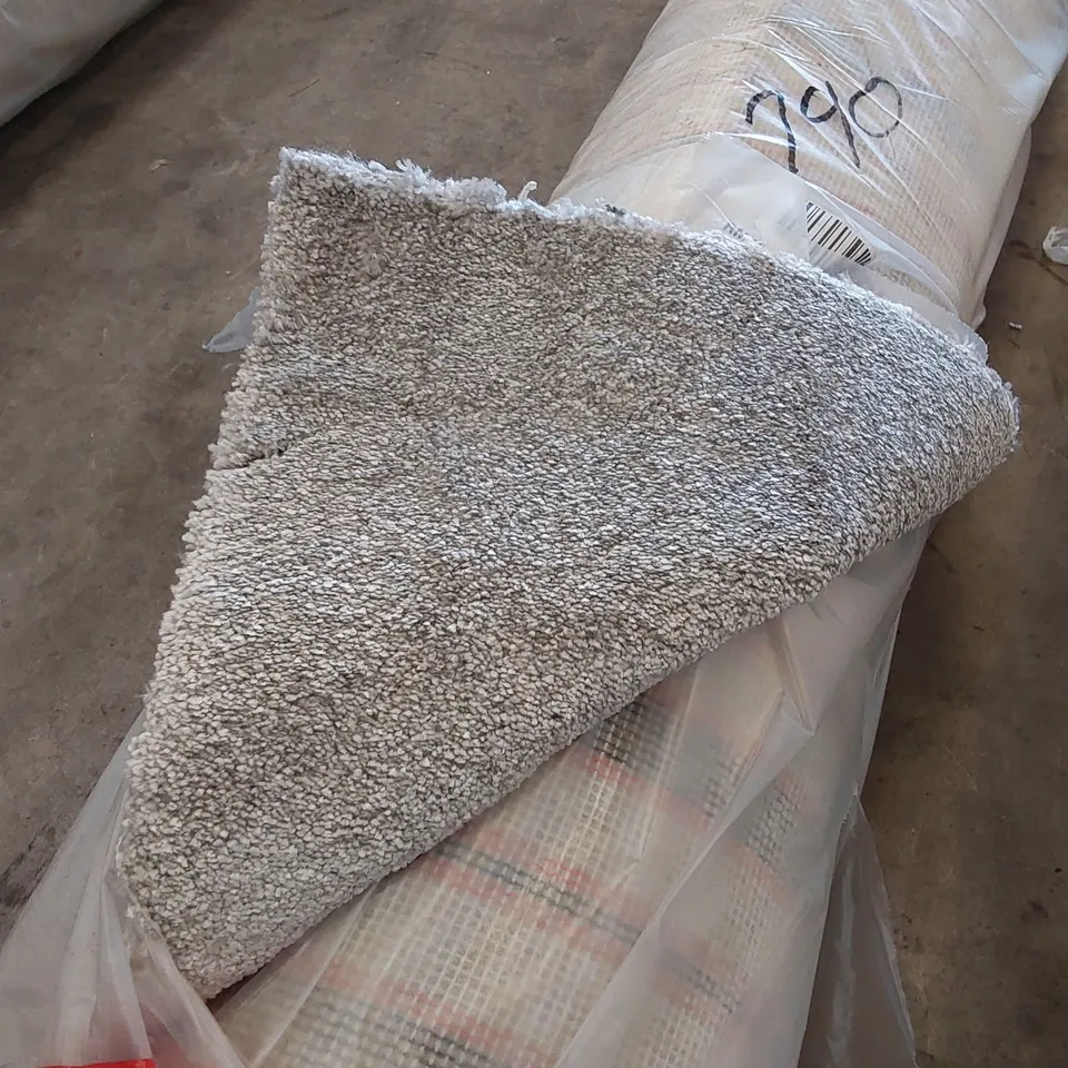 ROLL OF QUALITY SPLENDOUR GREY CARPET // SIZE: APPROXIMATELY 4 X 3.1m