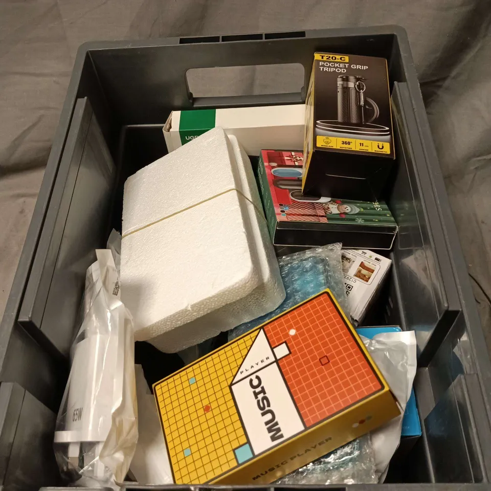 APPROXIMATELY 15 ASSORTED ELECTRICAL ITEMS TO INCLUDE WIFE CAMERA, POCKET GRIP TRIPOD, HAND WARMERS, MUSIC PLAYER ETC