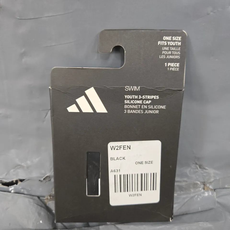 BOXED ADIDAS SWIM YOUTH 3 STRAIPES SILICONE CAP 