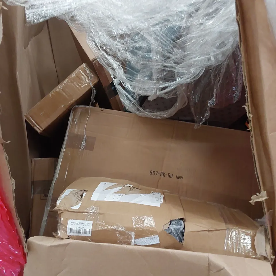 PALLET OF ASSORTED HOUSEHOLD ITEMS AND CONSUMER PRODUCTS TO INCLUDE; CUTLERY, PULL UP BAR, GREEN BANKERS LAMP, BOXED FURNITURE ETC 