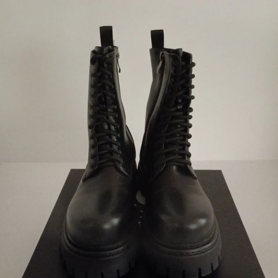 BOXED PAIR OF GHOST X KOI SECULAR HAZE PAPA EMERITUS II PLATFORM BOOTS – BLACK, UK 6