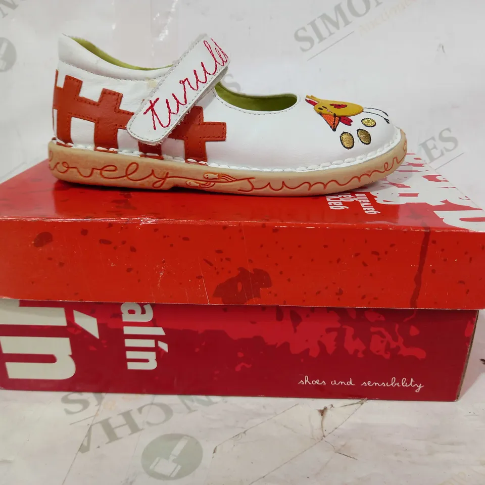 BOXED PAIR OF GARVALIN CHILDREN'S SHOES IN WHITE WITH CHICKEN DESIGN SIZE UNSPECIFIED