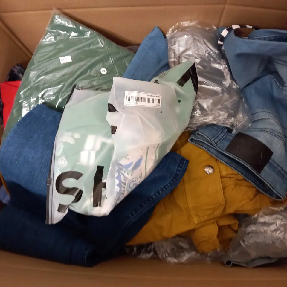 LARGE QUANTITY OF CLOTHING ITEMS TO INCLUDE DRESSES, SWEATERS, JEANS, T-SHIRTS, ETC