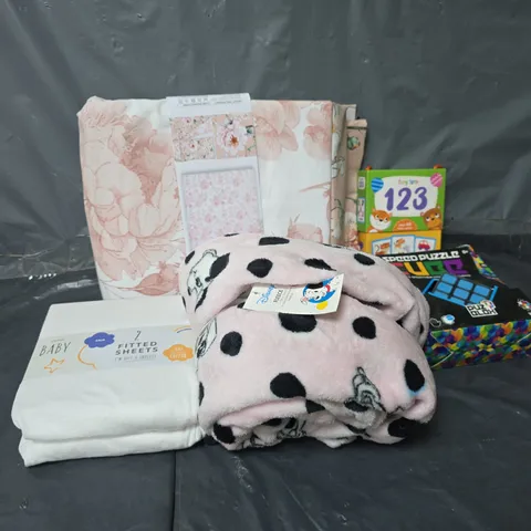 APPROXIMATELY 15 ASSORTED HOMEWARE ITEMS TO INCLUDE DISNEY FLEECE, FLORAL DOUBLE BEDDING, BABY 2 FITTED SHEETS, ETC