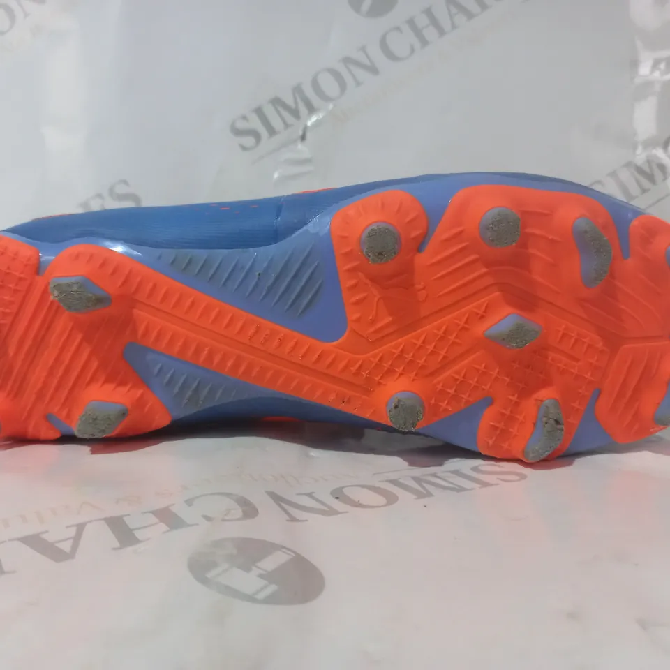 BOXED PAIR OF PUMA FOOTBALL BOOTS IN BLUE/ORANGE UK SIZE 4