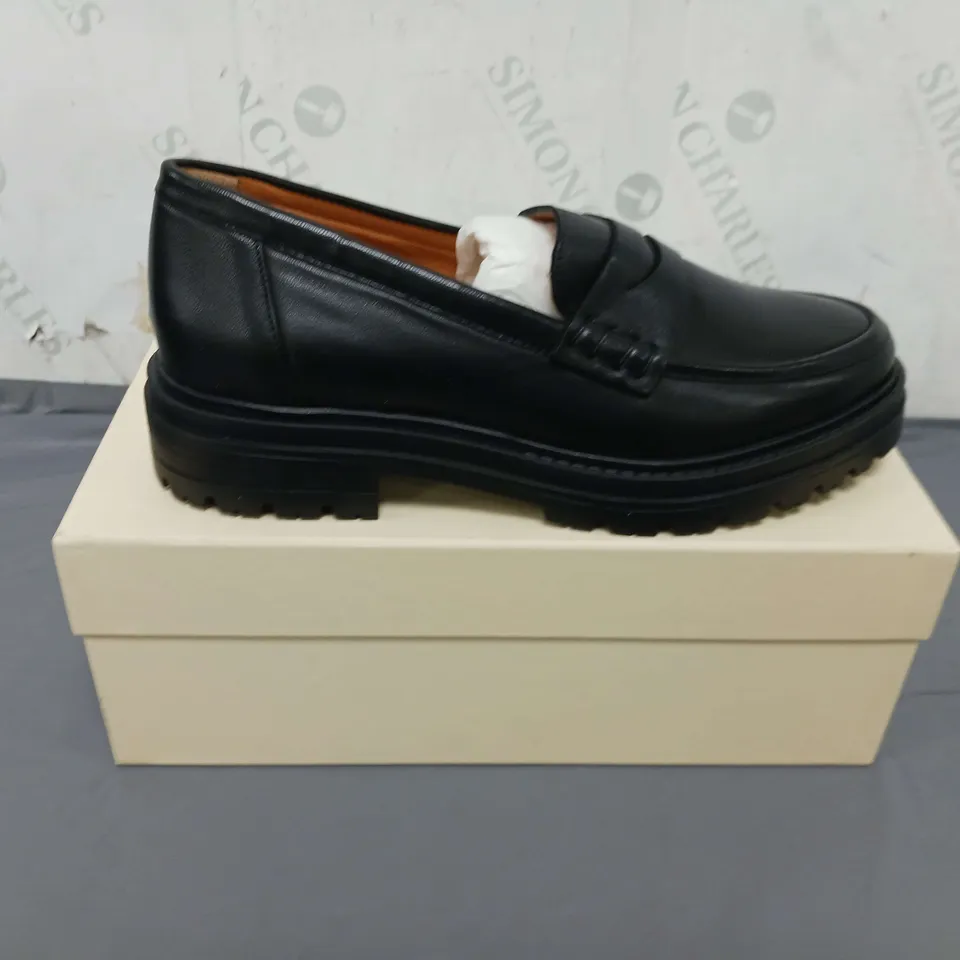 BOXED PAIR OF SUZANE ALBANE MOCASSINS LEATHER LOAFERS SIZE 5
